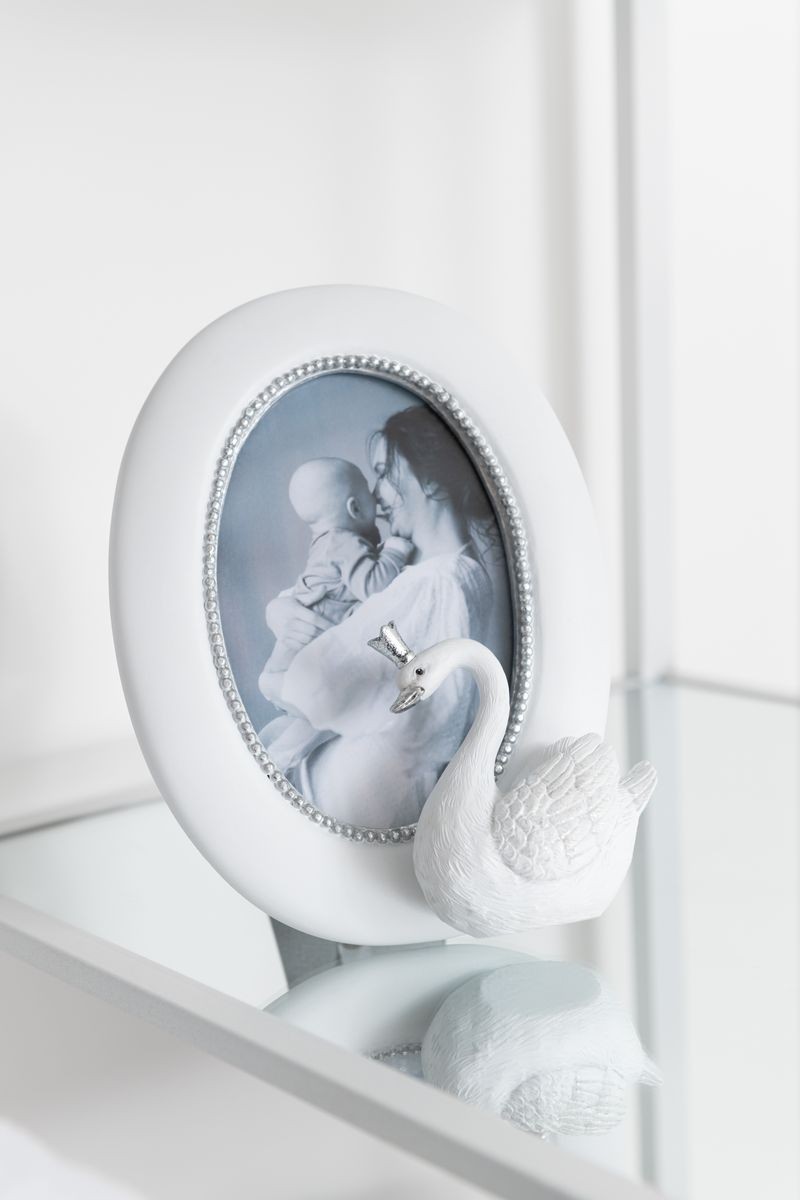 Bílý dekorativní fotorámeček s labutí - 12*15*20 cm / 10*15cm J-Line by Jolipa Bílý dekorativní fotorámeček s labutí - 12*15*20 cm / 10*15cm J-Line by Jolipa