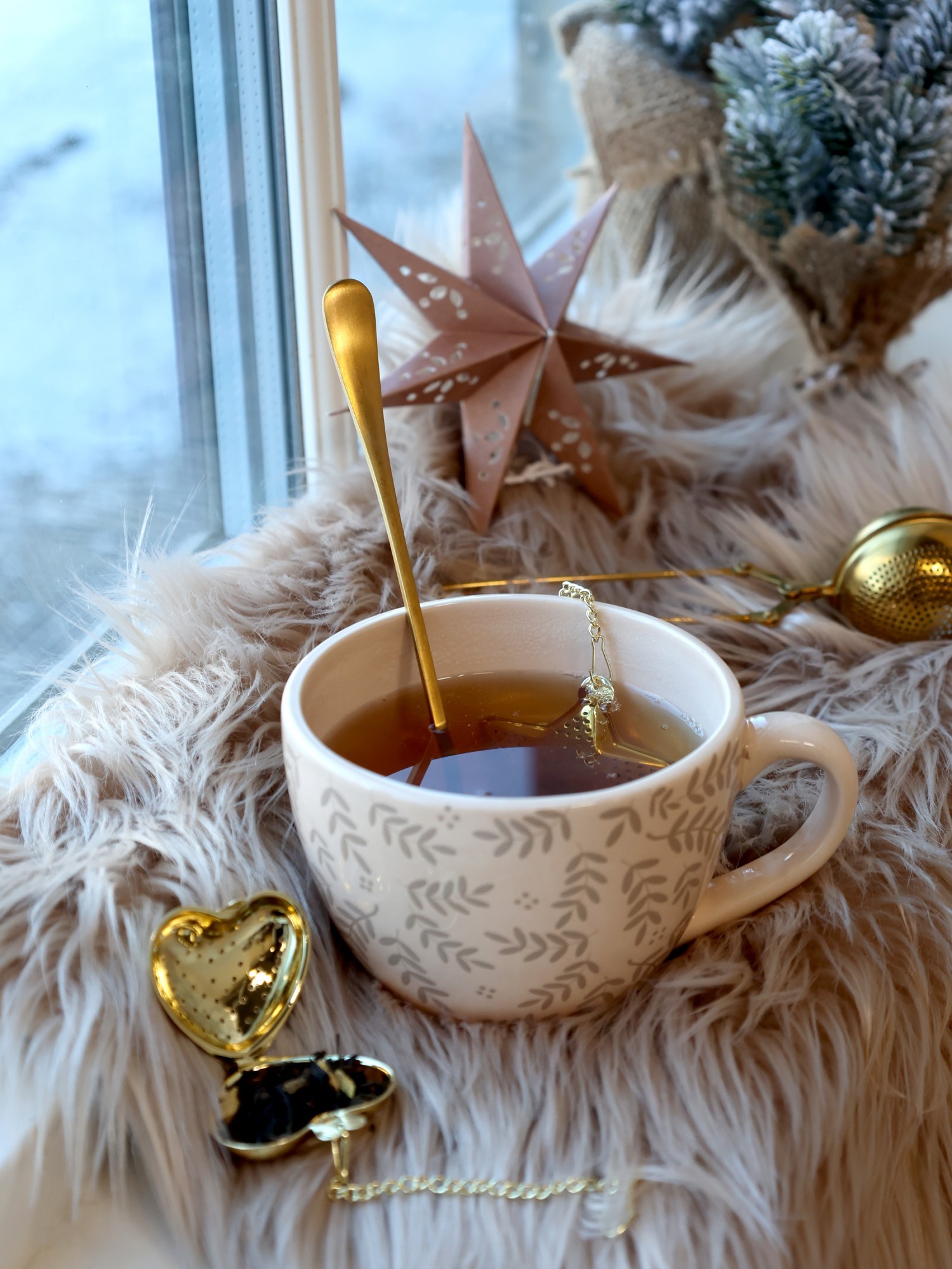 Zlaté sítko na čaj ve tvaru srdce Strainer tea - 5*1,5*5 cm Chic Antique Zlaté sítko na čaj ve tvaru srdce Strainer tea - 5*1,5*5 cm Chic Antique