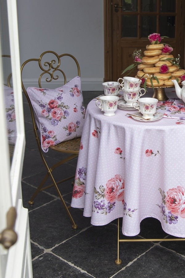Růžový kulatý ubrus na stůl s růžemi Dotty Rose - Ø 170 cm Clayre & Eef Růžový kulatý ubrus na stůl s růžemi Dotty Rose - Ø 170 cm Clayre & Eef