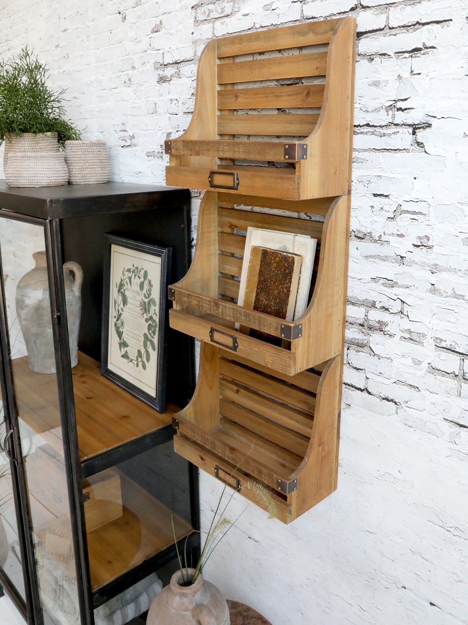 Nástěnná dřevěná police na časopisy Magazine rack - 35*15*90 cm