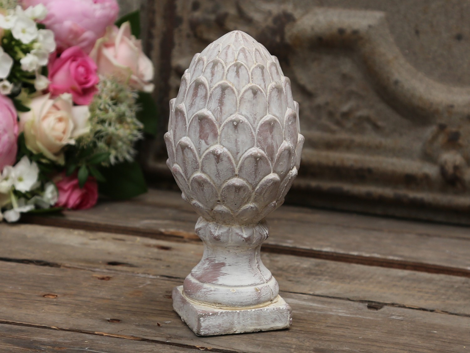 Krémová antik cementová dekorace šiška na podstavci Pine - 20 cm Chic Antique Krémová antik cementová dekorace šiška na podstavci Pine - 20 cm Chic Antique