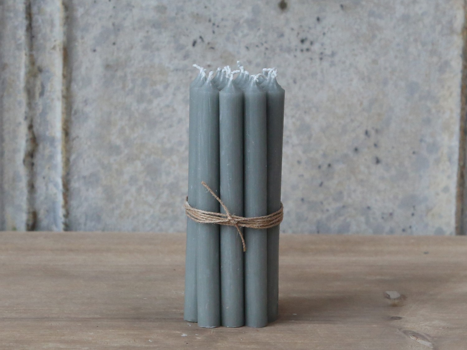 Šedá úzká svíčka Taper grey - Ø 1,2 *13cm / 2.5h Chic Antique Šedá úzká svíčka Taper grey - Ø 1,2 *13cm / 2.5h Chic Antique