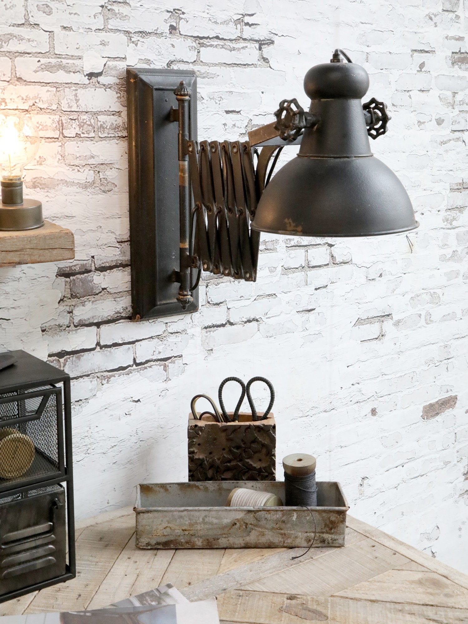 Černá antik nástěnná lampa s patinou Factory Lamp - Ø21*45-105 cm/ E14/ 60W Chic Antique Černá antik nástěnná lampa s patinou Factory Lamp - Ø21*45-105 cm/ E14/ 60W Chic Antique