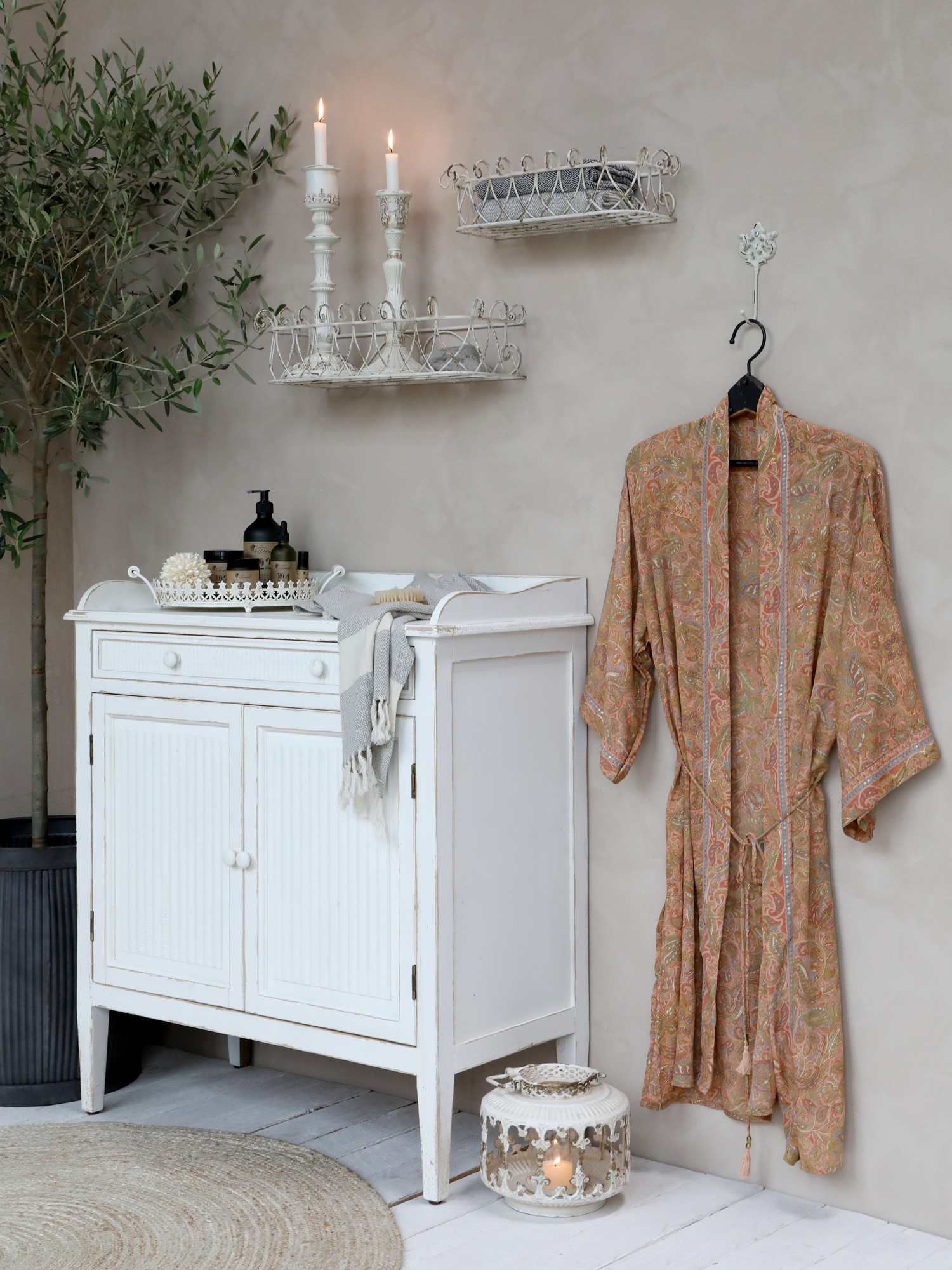 Lososové kimono / župan s květovaným vzorem Floral Print - one size Chic Antique Lososové kimono / župan s květovaným vzorem Floral Print - one size Chic Antique