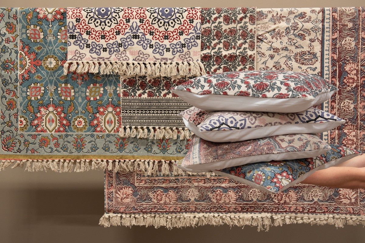 Modrý režný bavlněný povlak na polštář s ornamenty - 50*50 cm Clayre & Eef Modrý režný bavlněný povlak na polštář s ornamenty - 50*50 cm Clayre & Eef
