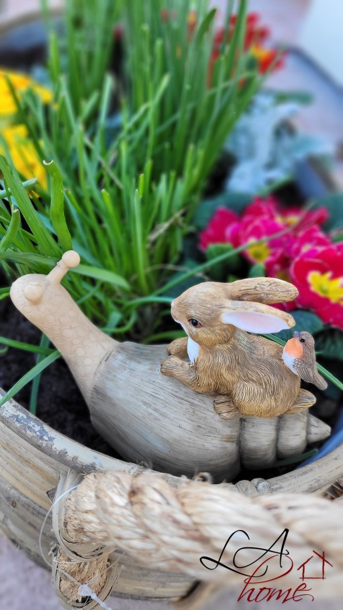 Dekorace ležící králík s ptáčkem na šnekovi - 15*6*11 cm Clayre & Eef Dekorace ležící králík s ptáčkem na šnekovi - 15*6*11 cm Clayre & Eef