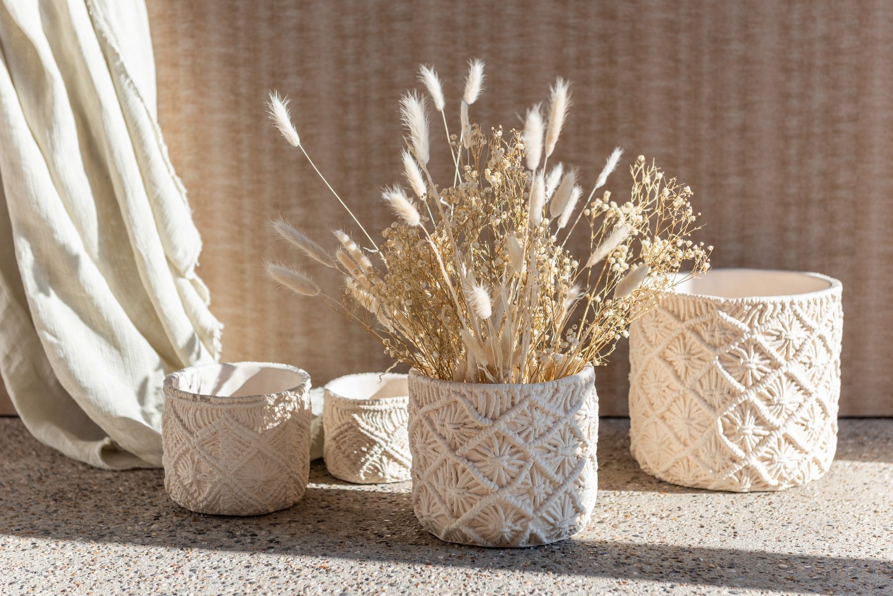 Béžový cementový květináč s drhaným vzorem Ibiza Macramé - Ø11*10 cm J-Line by Jolipa Béžový cementový květináč s drhaným vzorem Ibiza Macramé - Ø11*10 cm J-Line by Jolipa