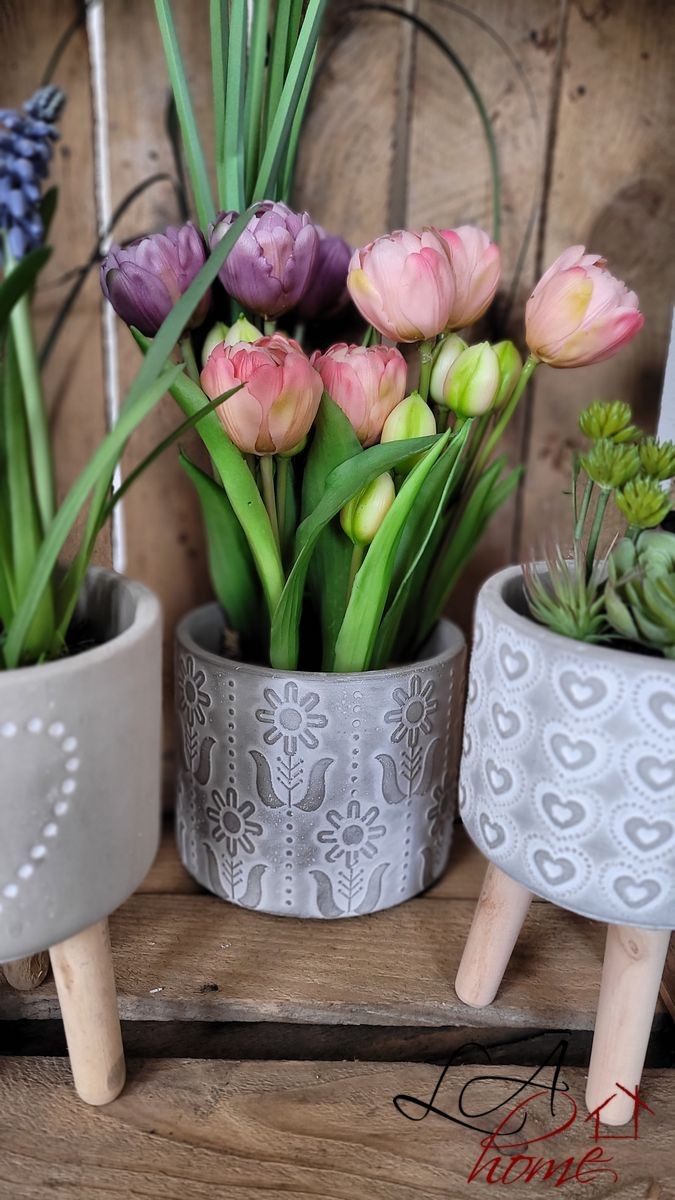 Šedý cementový květináč s kytičkami Florié - Ø13,5*11,5 cm Ostatní Šedý cementový květináč s kytičkami Florié - Ø13,5*11,5 cm Ostatní
