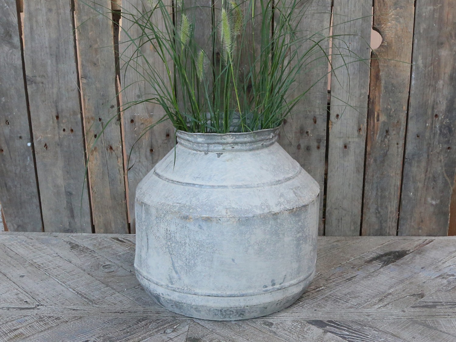 Dekorační plechový antik květináč Flowia - Ø 41*37cm Chic Antique Dekorační plechový antik květináč Flowia - Ø 41*37cm Chic Antique