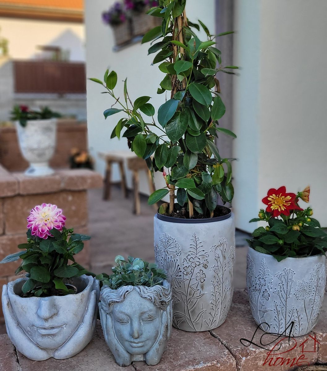 Šedý cementový obal na květináč/váza s lučními květy Wildflowers - Ø19*25cm Clayre & Eef Šedý cementový obal na květináč/váza s lučními květy Wildflowers - Ø19*25cm Clayre & Eef