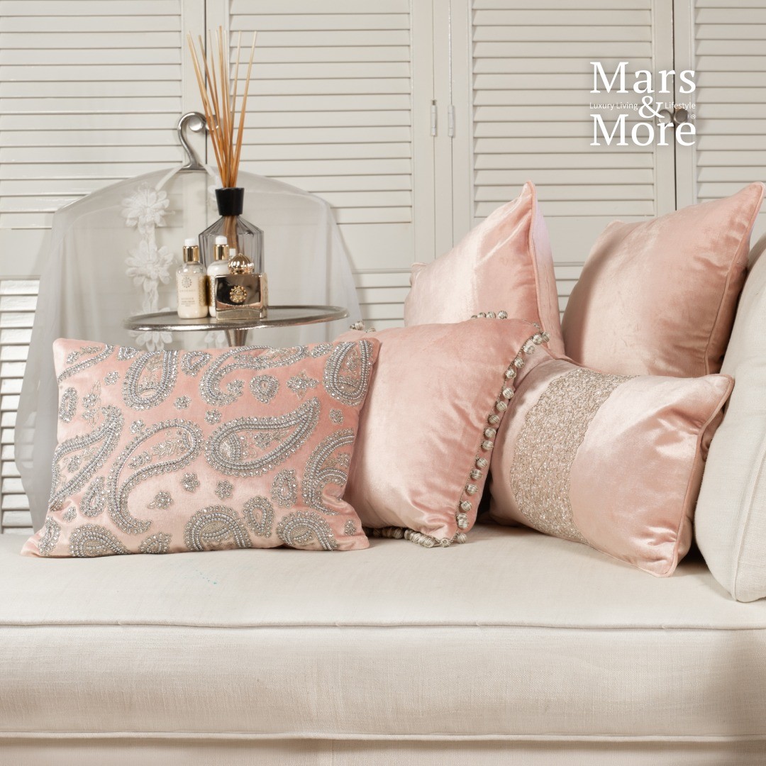 Růžový sametový polštář s ornamenty Paisley blush pink - 45*15*35cm Mars & More Růžový sametový polštář s ornamenty Paisley blush pink - 45*15*35cm Mars & More