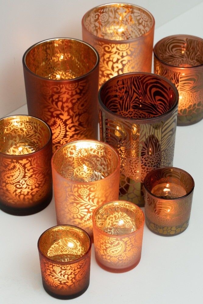 Oranžovo stříbrný skleněný svícen s ornamenty Paisley vel.M - Ø10*12,5cm Mars & More Oranžovo stříbrný skleněný svícen s ornamenty Paisley vel.M - Ø10*12,5cm Mars & More