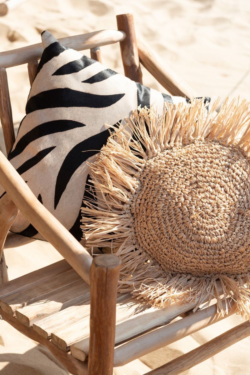 Černo-bílý kožený polštář s výplní Zebra - 44*10*44cm J-Line by Jolipa Černo-bílý kožený polštář s výplní Zebra - 44*10*44cm J-Line by Jolipa