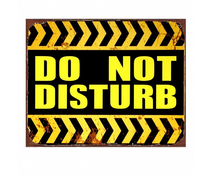 Černo-žlutá nástěnná kovová cedule Do Not Disturb - 25*1*20 cm Clayre & Eef