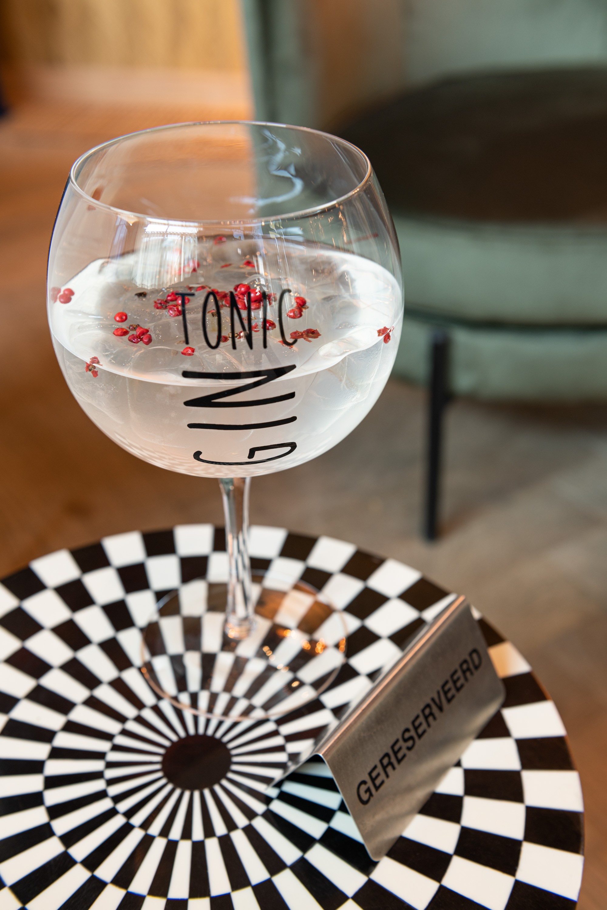Sklenička s černým nápisem Gin Tonic - Ø12*22cm/880ml J-Line by Jolipa Sklenička s černým nápisem Gin Tonic - Ø12*22cm/880ml J-Line by Jolipa