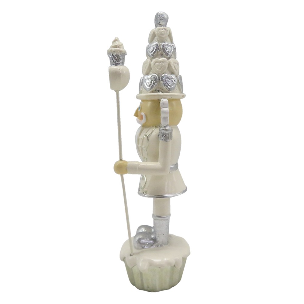 Béžová dekorace socha Louskáček s muffinky - 5*5*16 cm Clayre & Eef Béžová dekorace socha Louskáček s muffinky - 5*5*16 cm Clayre & Eef
