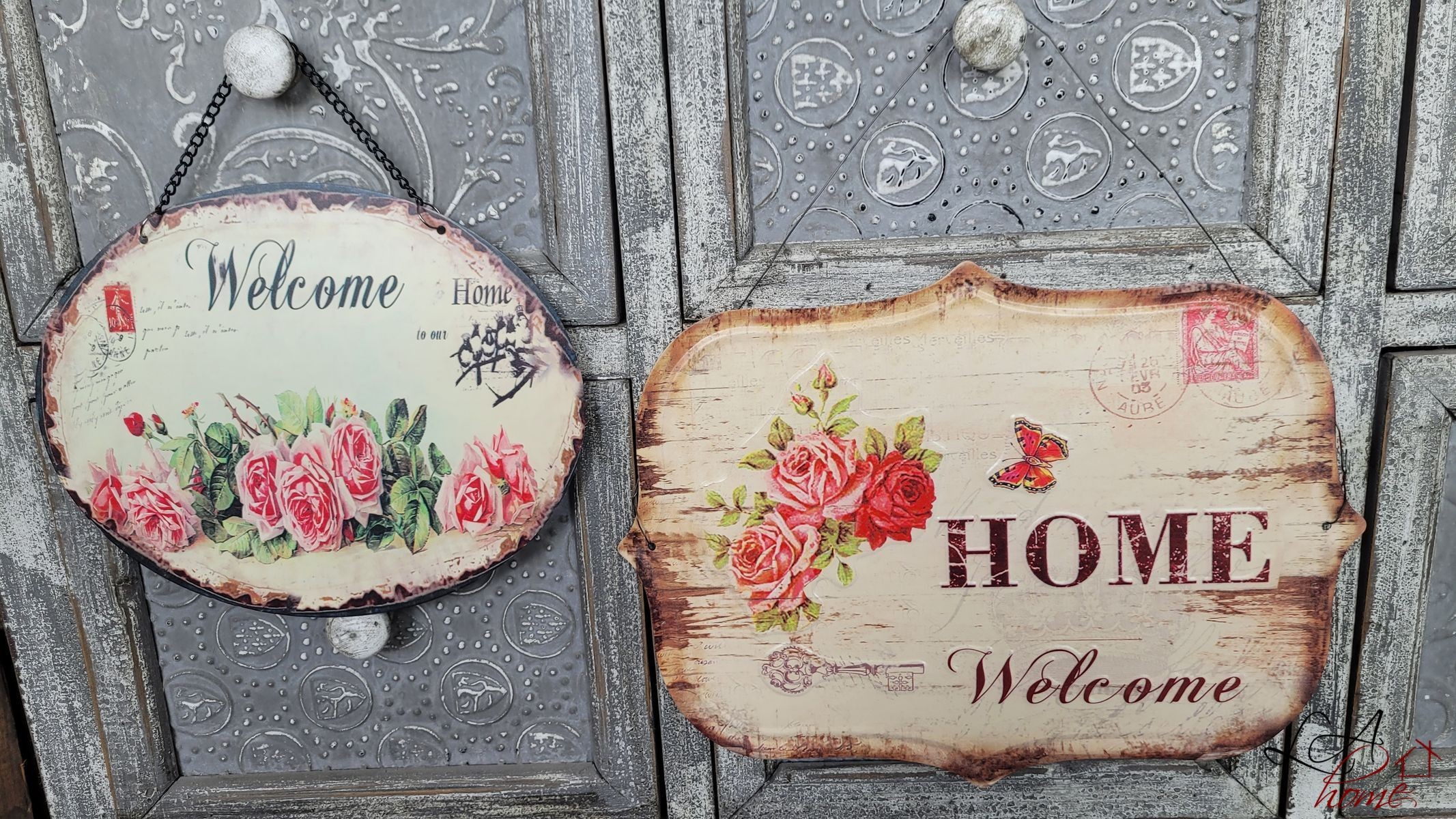 Nástěnná kovová cedule s růžemi Welcome Home - 33*25 cm Ostatní Nástěnná kovová cedule s růžemi Welcome Home - 33*25 cm Ostatní