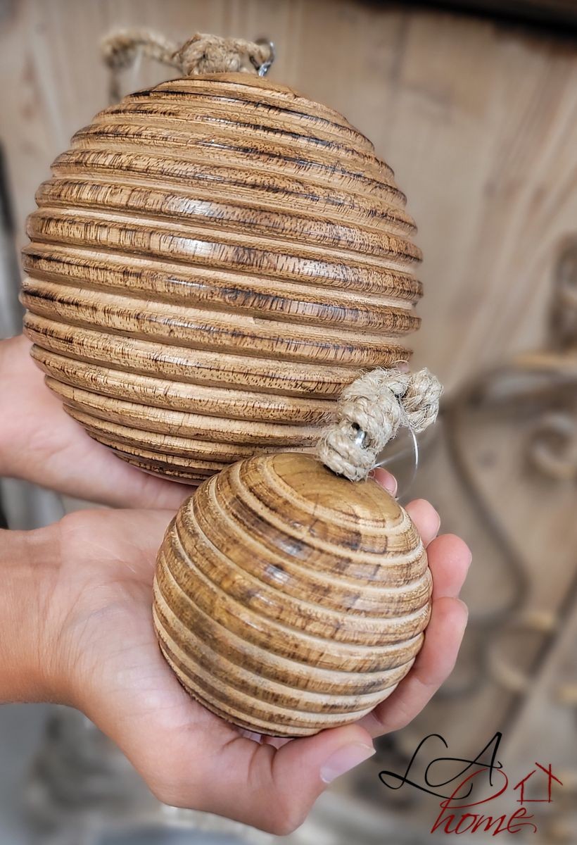Dřevěná rýhovaná závěsná koule - Ø 8*8 cm Clayre & Eef Dřevěná rýhovaná závěsná koule - Ø 8*8 cm Clayre & Eef