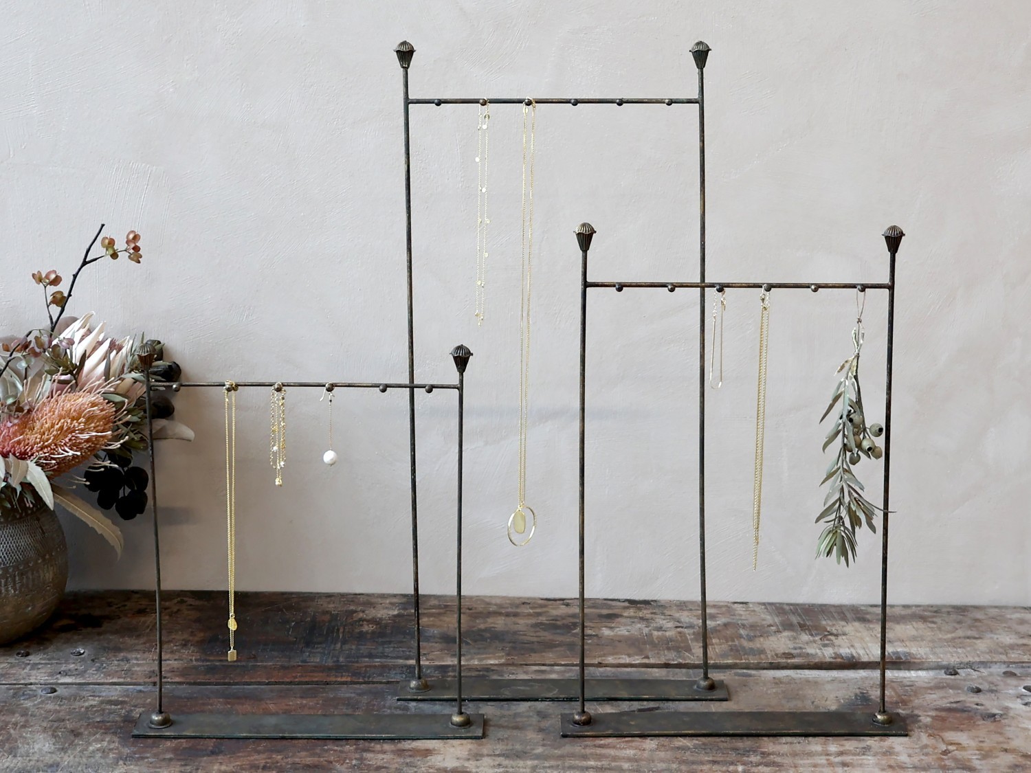 Bronzová antik závěsná šperkovnice na šperky a řetízky Vio - 33*6*65 cm Chic Antique Bronzová antik závěsná šperkovnice na šperky a řetízky Vio - 33*6*65 cm Chic Antique