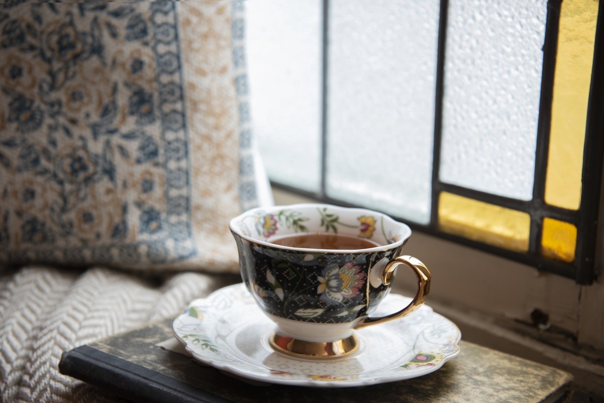Porcelánový šálek s podšálkem Black Garden - 12*9*6 / Ø 15*2 cm / 200 ml Clayre & Eef Porcelánový šálek s podšálkem Black Garden - 12*9*6 / Ø 15*2 cm / 200 ml Clayre & Eef