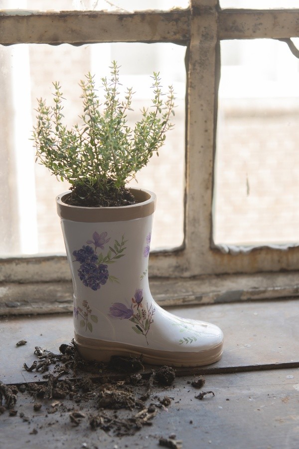 Dekorační květináč ve tvaru holínky s květy - 17*8*18 cm Clayre & Eef Dekorační květináč ve tvaru holínky s květy - 17*8*18 cm Clayre & Eef