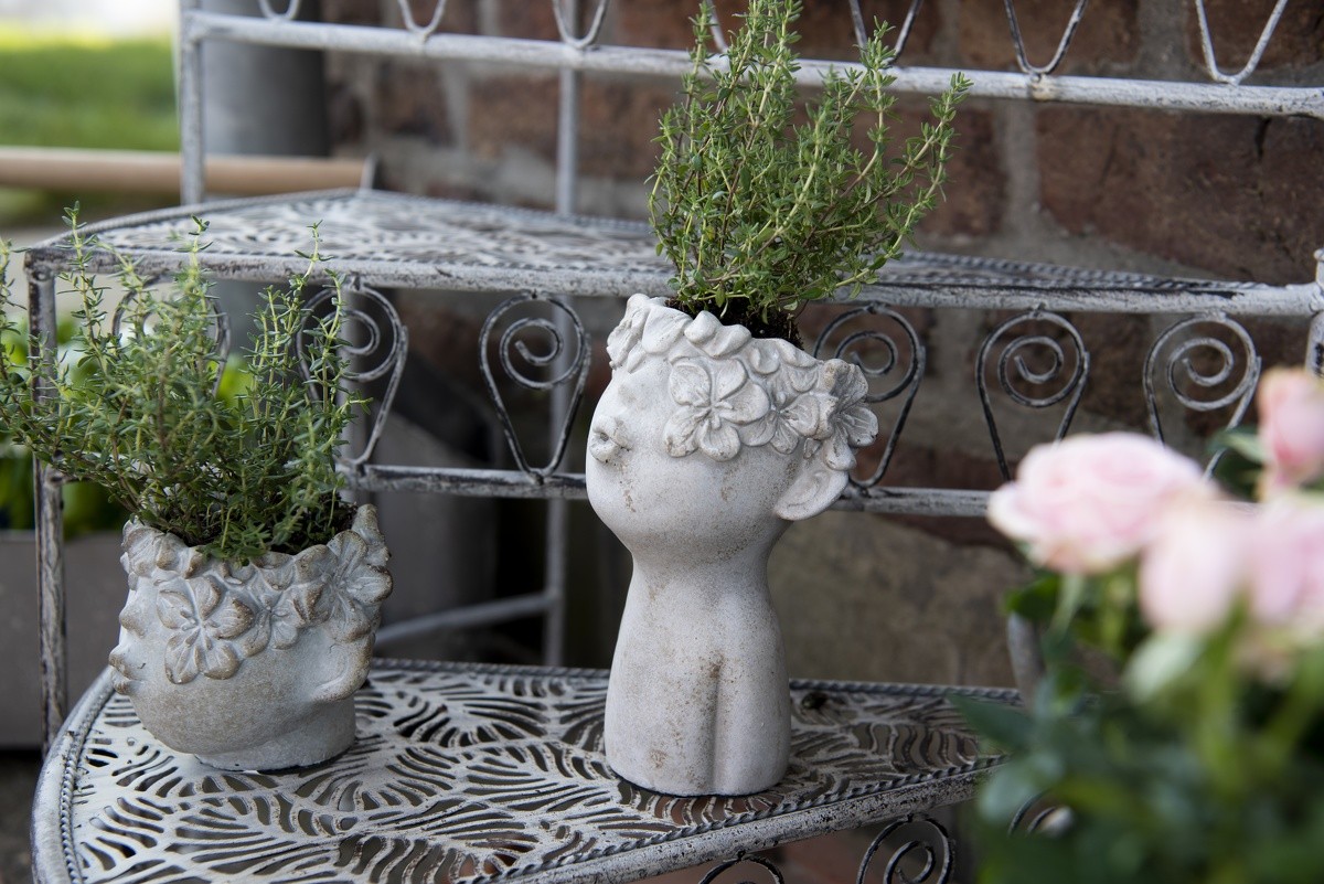 Malý květináč v designu hlavy s květinovým věncem Tete - 12*10*9 cm Clayre & Eef Malý květináč v designu hlavy s květinovým věncem Tete - 12*10*9 cm Clayre & Eef