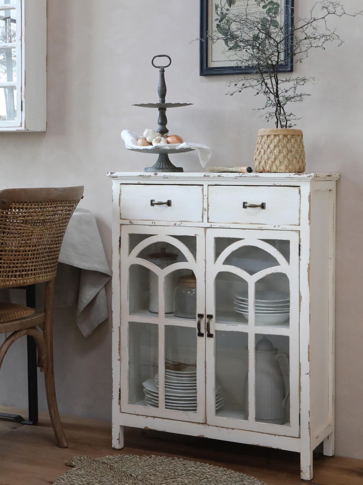 Krémová dřevěná komoda s prosklenými dvířky Old Satin- 70*32*92cm Chic Antique Krémová dřevěná komoda s prosklenými dvířky Old Satin- 70*32*92cm Chic Antique