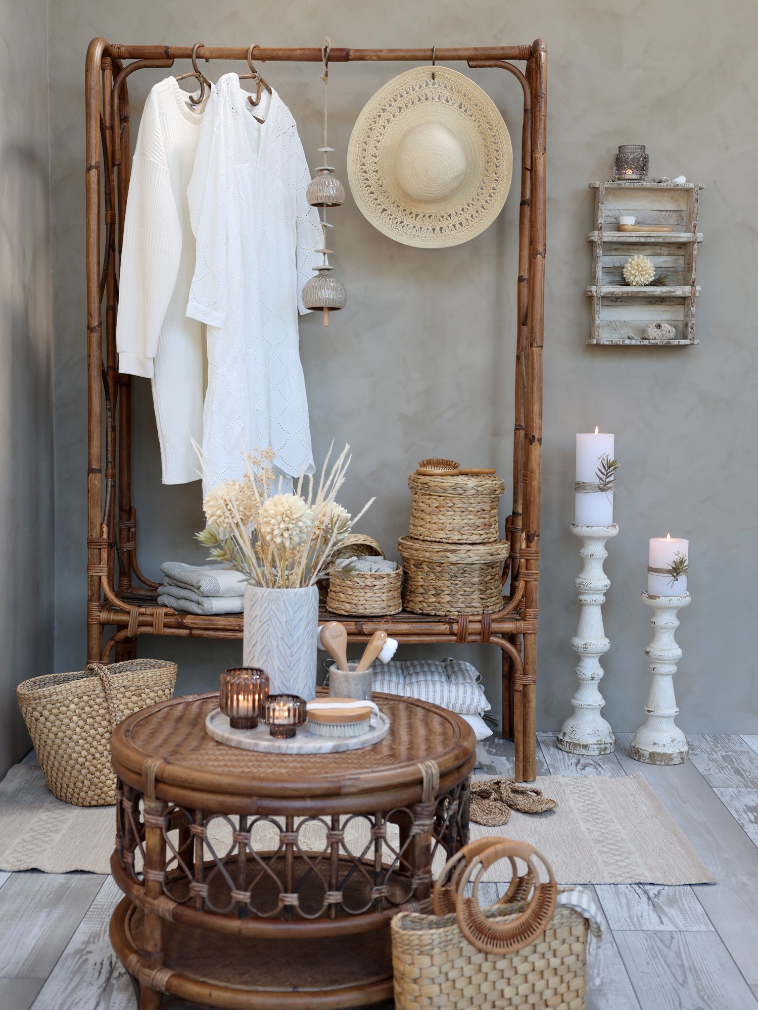 Hnědé ratanové ramínko na oděv Anor Wicker - 42*1*22cm Chic Antique Hnědé ratanové ramínko na oděv Anor Wicker - 42*1*22cm Chic Antique