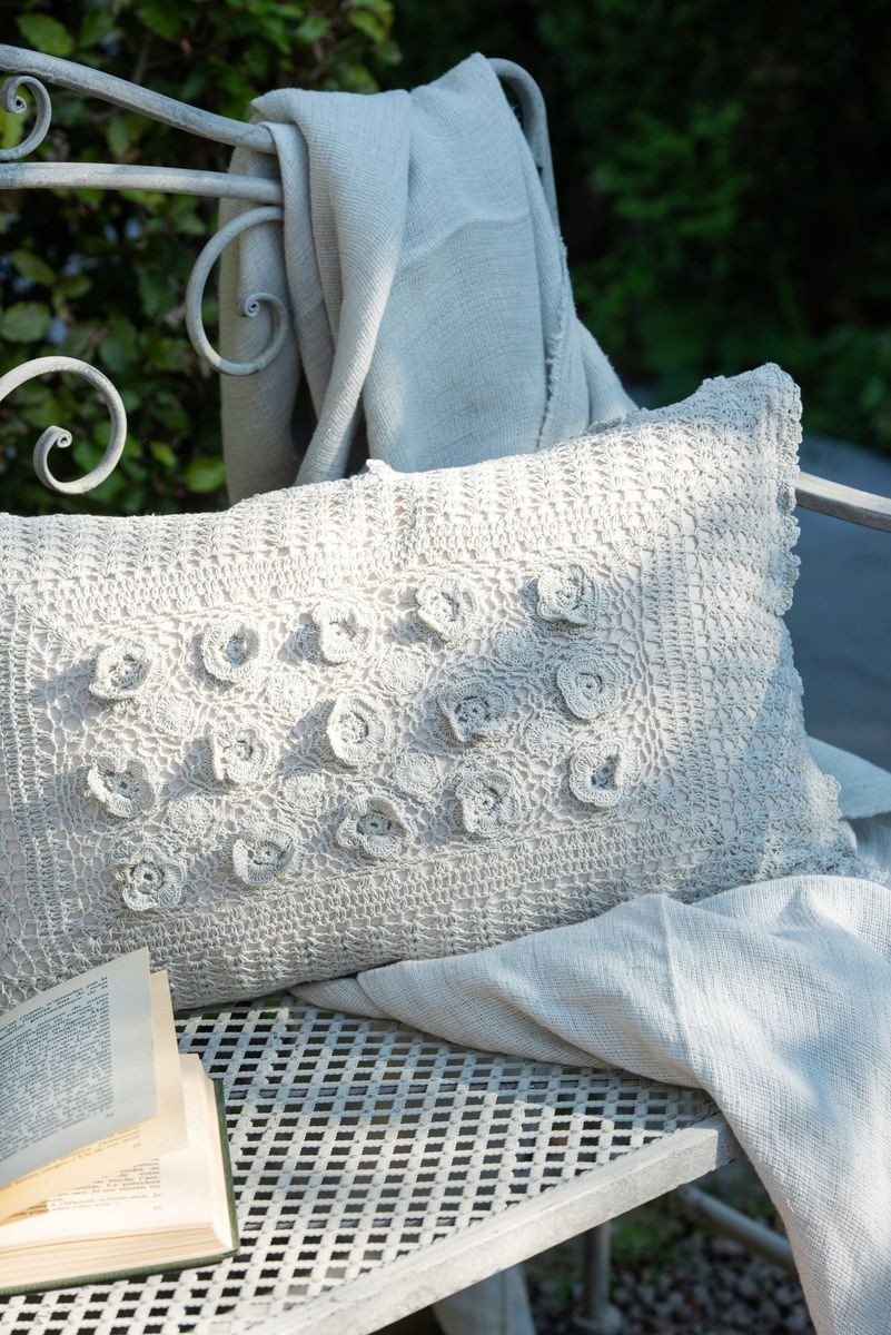 Pomněnkový bavlněný polštář s krajkou Lace blue - 50*10*30cm J-Line by Jolipa Pomněnkový bavlněný polštář s krajkou Lace blue - 50*10*30cm J-Line by Jolipa