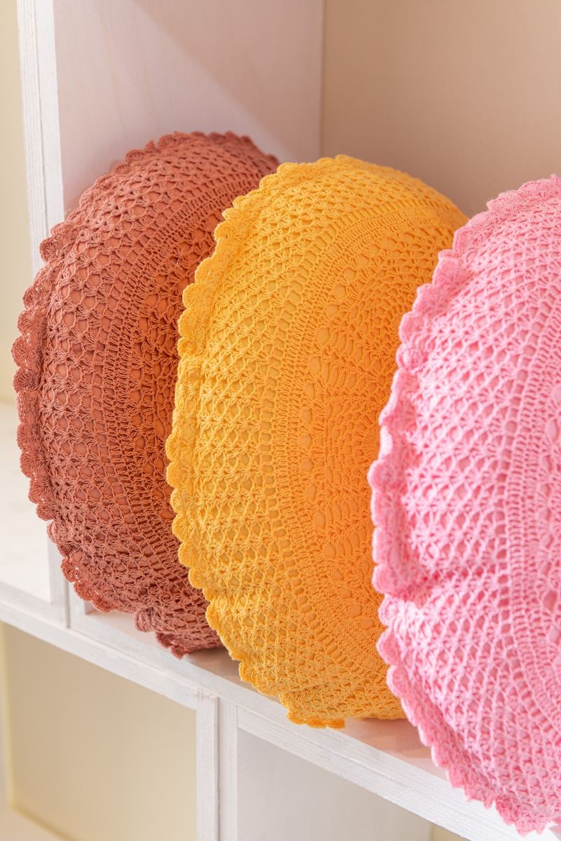 Žlutý kulatý bavlněný polštář s krajkou Lace ochre - Ø 38*12cm J-Line by Jolipa Žlutý kulatý bavlněný polštář s krajkou Lace ochre - Ø 38*12cm J-Line by Jolipa