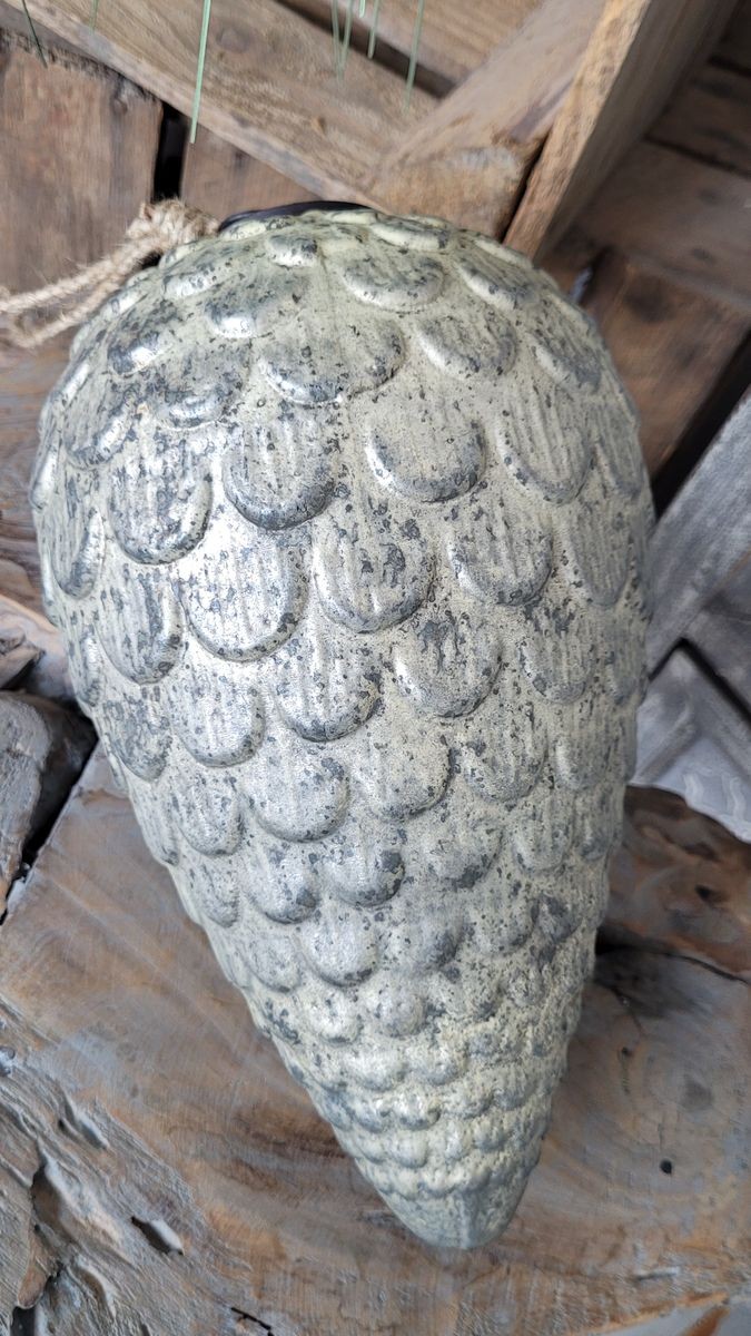 Šedo-stříbrná antik skleněná vánoční ozdoba ve tvaru šišky XL - Ø 15*25 cm Clayre & Eef Šedo-stříbrná antik skleněná vánoční ozdoba ve tvaru šišky XL - Ø 15*25 cm Clayre & Eef