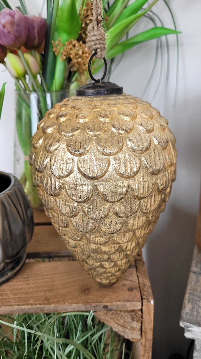 Zlatá antik vánoční ozdoba ve tvaru šišky XL - Ø 13*20 cm Clayre & Eef Zlatá antik vánoční ozdoba ve tvaru šišky XL - Ø 13*20 cm Clayre & Eef