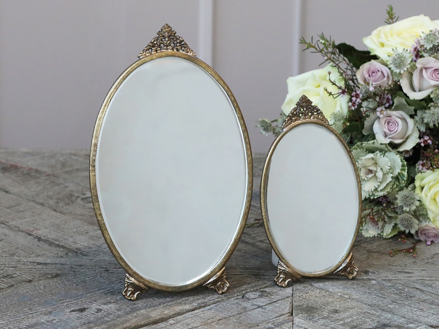 Bronzové antik oválné stolní zrcadlo s ozdobou Bariet - 15*0,5*26 cm Chic Antique Bronzové antik oválné stolní zrcadlo s ozdobou Bariet - 15*0,5*26 cm Chic Antique