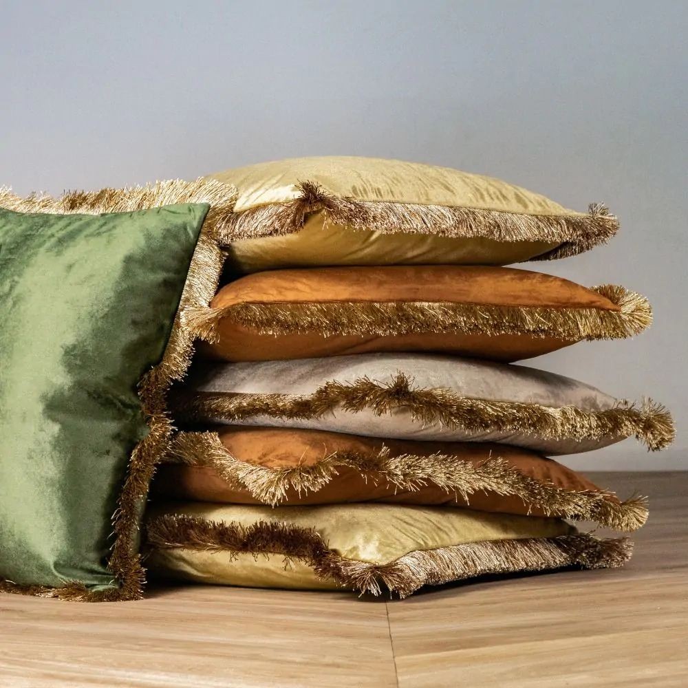 Zlatý sametový polštář se zlatými třásněmi Fringes gold - 45*45*10cm Mars & More Zlatý sametový polštář se zlatými třásněmi Fringes gold - 45*45*10cm Mars & More