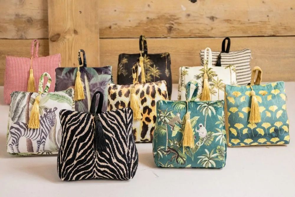 Dveřní sametová zarážka Jungle Zebra - 17*10*18cm Mars & More Dveřní sametová zarážka Jungle Zebra - 17*10*18cm Mars & More