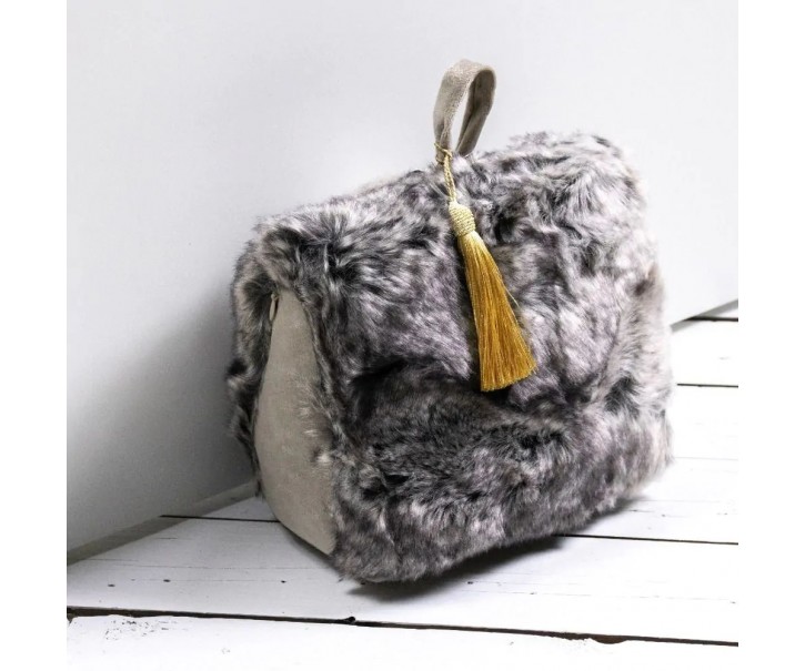 Šedá chlupatá dveřní zarážka se zlatým střapcem Wolf grey - 15*22*18cm Mars & More 