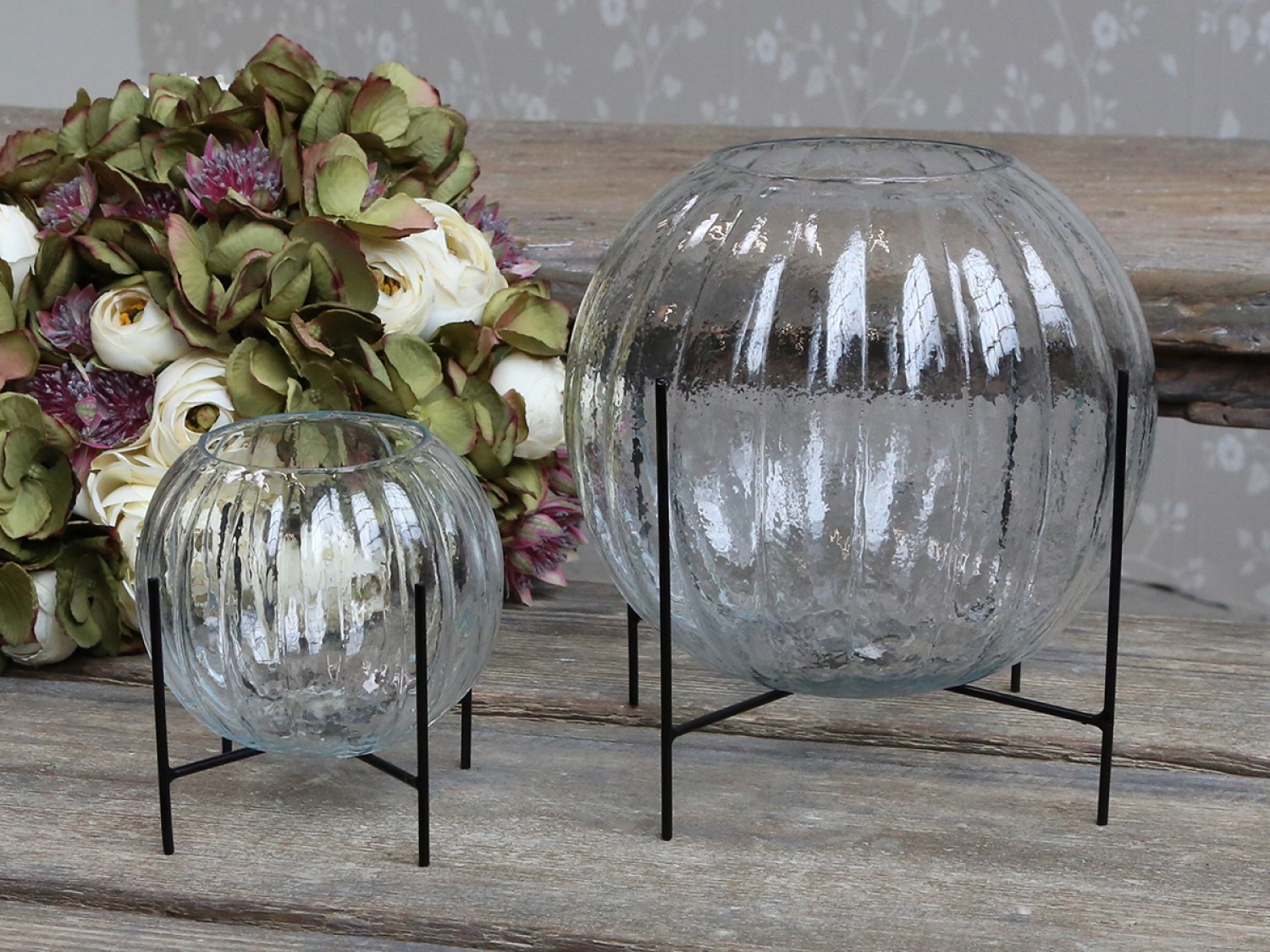 Skleněná dekorační váza s kovovým podstavcem - Ø11*10cm Chic Antique Skleněná dekorační váza s kovovým podstavcem - Ø11*10cm Chic Antique