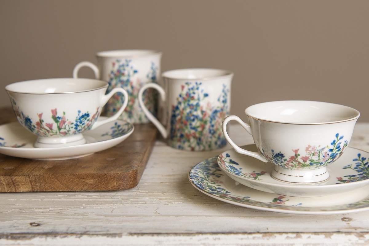 Porcelánový šálek s podšálkem a květy Floweries - 12*10*6 cm / Ø 15*2 cm / 250 ml Clayre & Eef Porcelánový šálek s podšálkem a květy Floweries - 12*10*6 cm / Ø 15*2 cm / 250 ml Clayre & Eef