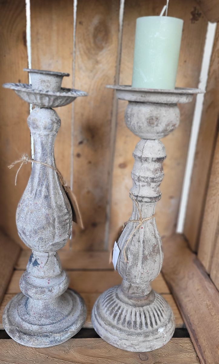 Šedý antik kovový svícen ArtFerro na úzkou svíčku - Ø 12,5*33cm Exner Šedý antik kovový svícen ArtFerro na úzkou svíčku - Ø 12,5*33cm Exner