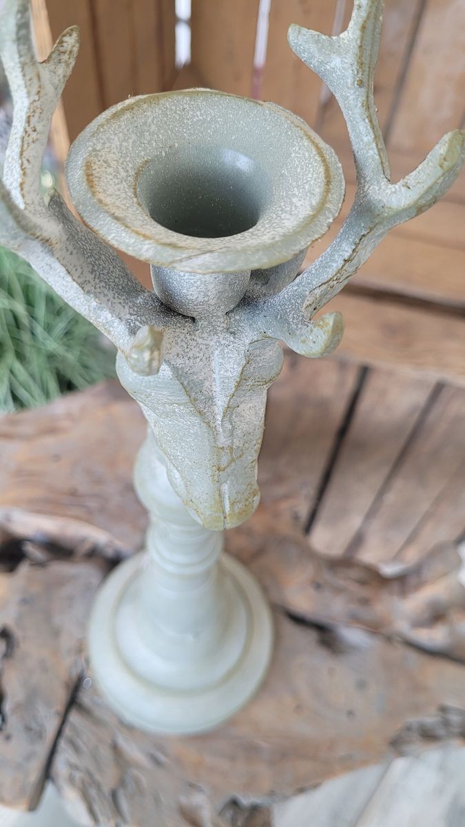 Šedý antik kovový svícen ArtFerro s jelenem - 13,5*13,5*37cm Exner Šedý antik kovový svícen ArtFerro s jelenem - 13,5*13,5*37cm Exner