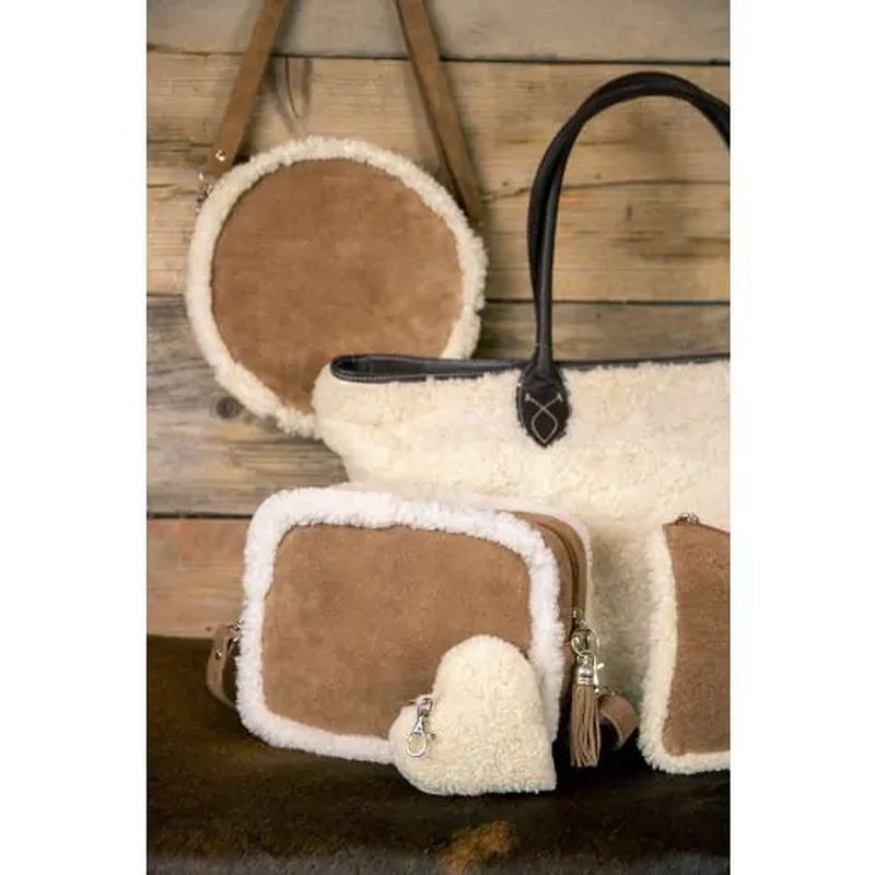 Hnědá kulatá kožená kabelka crossbody zdobená ovčí vlnou - 24*8*24cm Mars & More Hnědá kulatá kožená kabelka crossbody zdobená ovčí vlnou - 24*8*24cm Mars & More