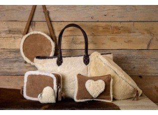 Hnědá kulatá kožená kabelka crossbody zdobená ovčí vlnou - 24*8*24cm