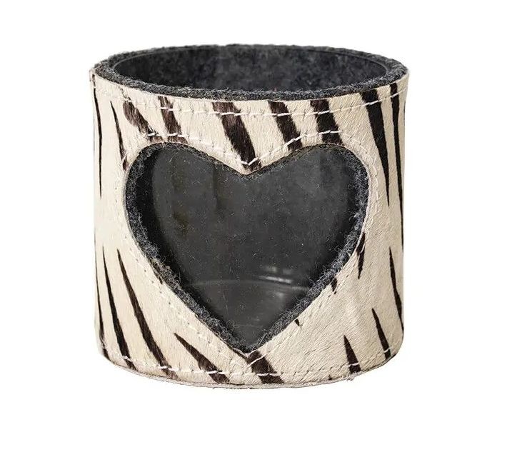 Svícen se srdcem zdobený kůží se vzorem Zebra - 11,5*11,5*10,5cm Mars & More Svícen se srdcem zdobený kůží se vzorem Zebra - 11,5*11,5*10,5cm Mars & More