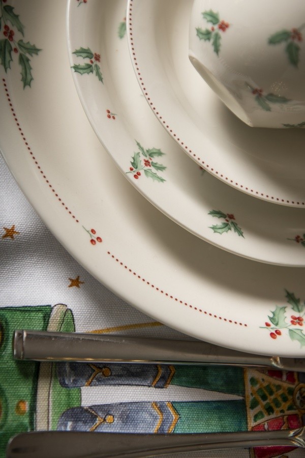 Porcelánový dezertní talíř s cesmínou Holly Christmas - Ø 20 cm Clayre & Eef Porcelánový dezertní talíř s cesmínou Holly Christmas - Ø 20 cm Clayre & Eef