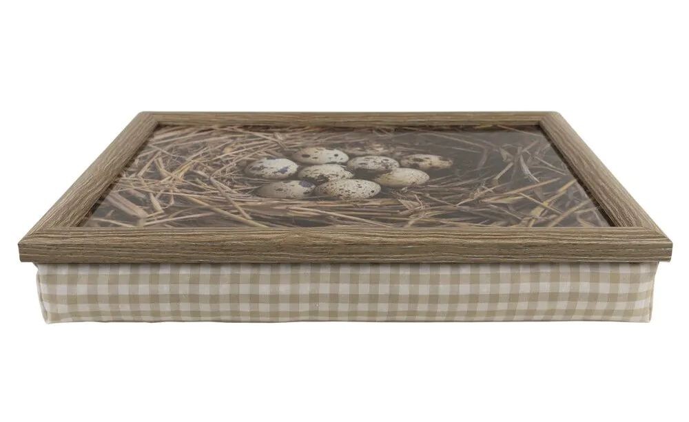 Podnos na nohy s křepelčími vajíčky v hnízdě Egg - 43*33*7cm Mars & More Podnos na nohy s křepelčími vajíčky v hnízdě Egg - 43*33*7cm Mars & More