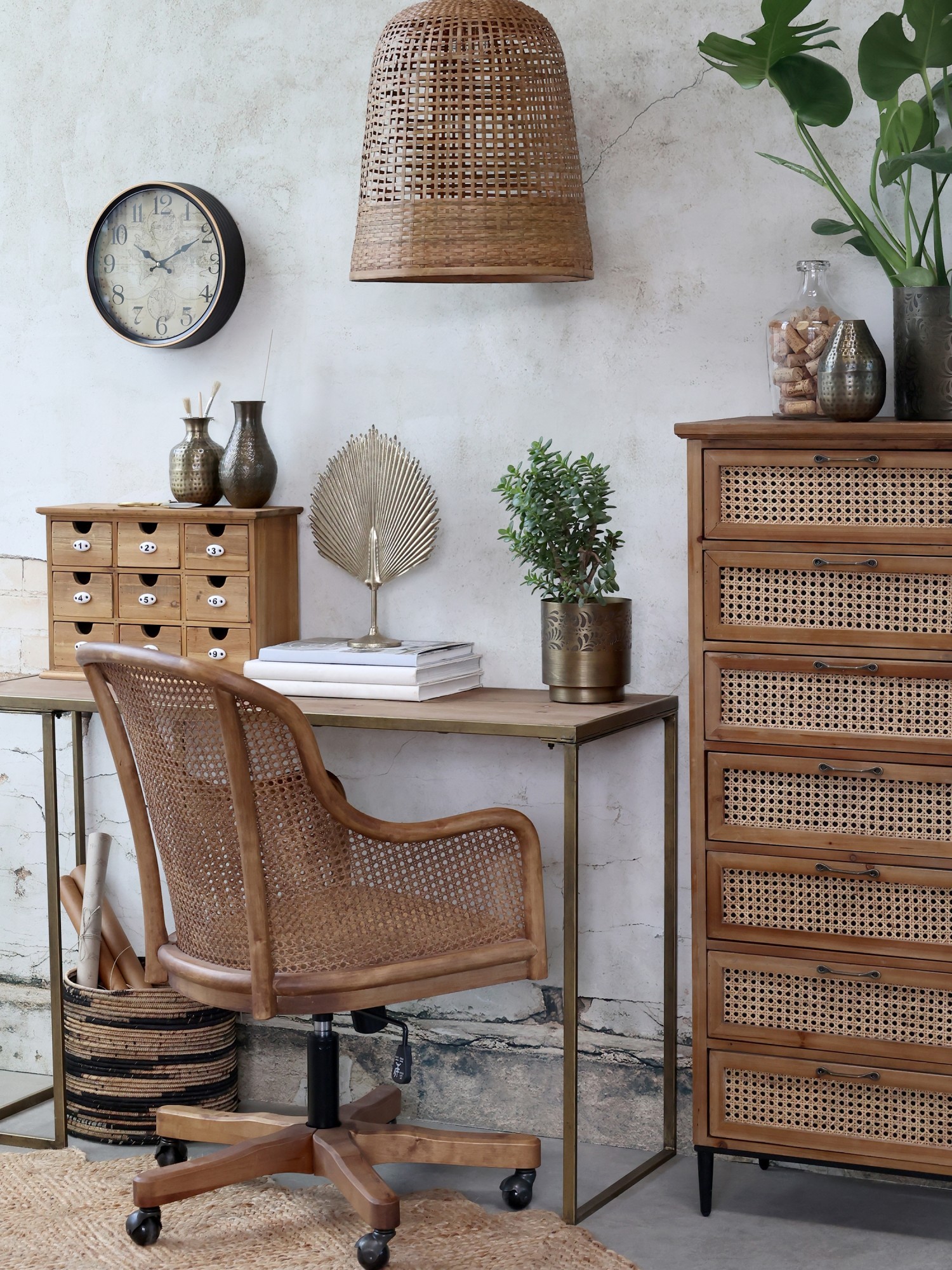 Hnědá antik dřevěná komodka s malými šuplíčky Carlie - 46*17*31cm Chic Antique Hnědá antik dřevěná komodka s malými šuplíčky Carlie - 46*17*31cm Chic Antique