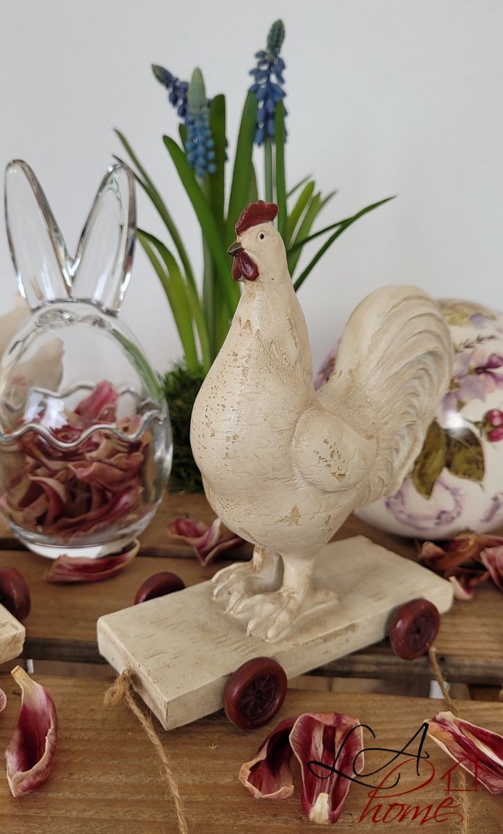 Dekorace kohoutek na kolečkách - 15*7*17 cm Clayre & Eef Dekorace kohoutek na kolečkách - 15*7*17 cm Clayre & Eef