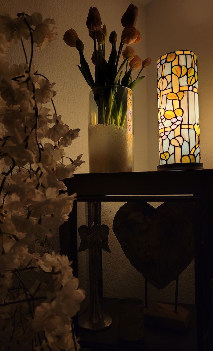 Válcovitá stolní lampa Tiffany s květy Vistaria - Ø 15*36 cm E14/max 1*40W Clayre & Eef Válcovitá stolní lampa Tiffany s květy Vistaria - Ø 15*36 cm E14/max 1*40W Clayre & Eef