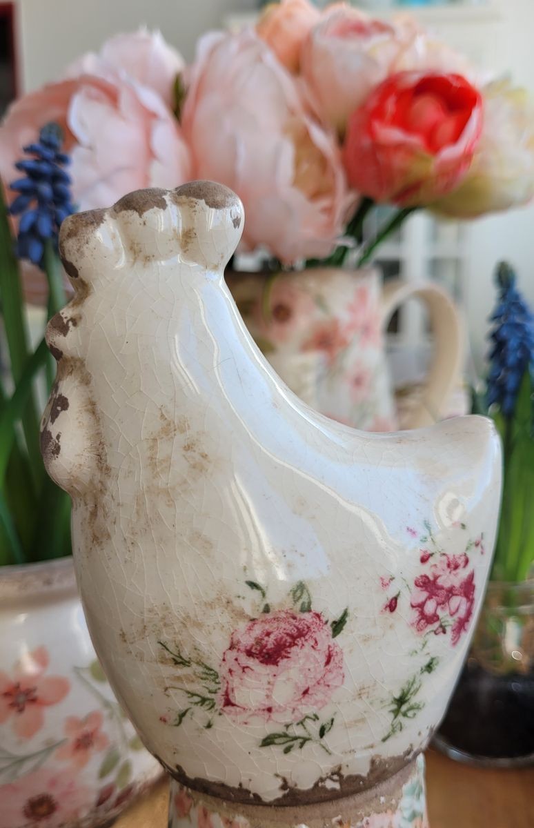 Dekorace vintage kohoutek s růžemi Rose - 9*6*11 cm Clayre & Eef Dekorace vintage kohoutek s růžemi Rose - 9*6*11 cm Clayre & Eef