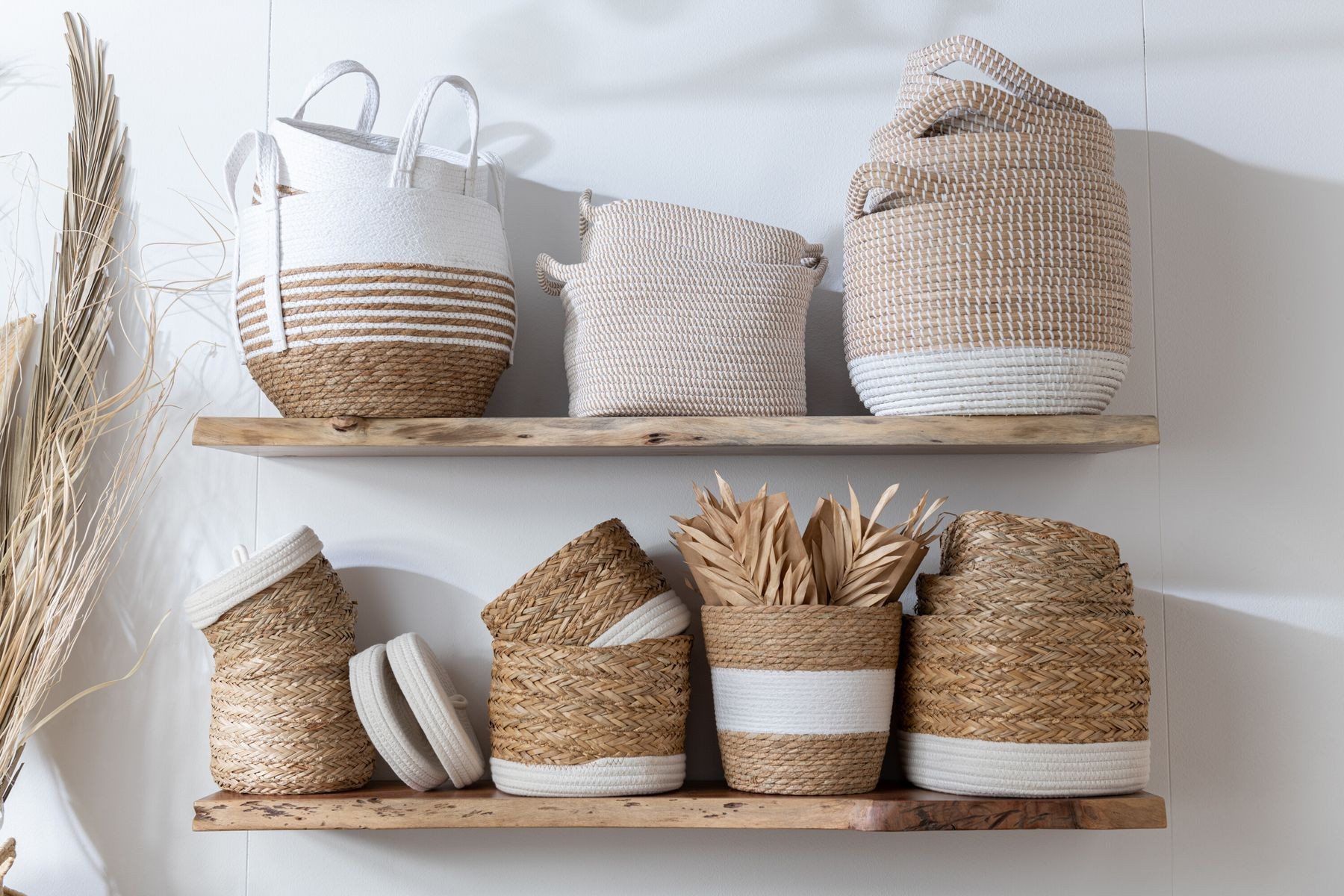 Přírodní košík z mořské trávy s černým pruhem Witte - Ø 25*23 cm J-Line by Jolipa Přírodní košík z mořské trávy s černým pruhem Witte - Ø 25*23 cm J-Line by Jolipa